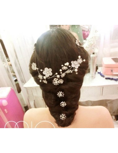 Accessoire cheveux headband fleurs blanches modèle Bydelie
